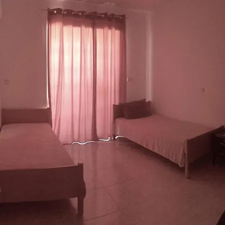 Cosy 2 Bedroom Проживание в семье Пафос