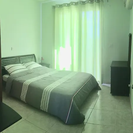 Cosy 2 Bedroom Проживание в семье Пафос