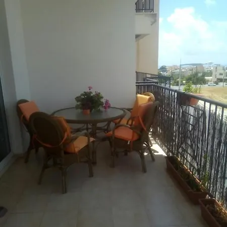 Cosy 2 Bedroom Пафос